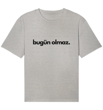 Lade das Bild in den Galerie-Viewer, Bugün olmaz  - Organic Shirt
